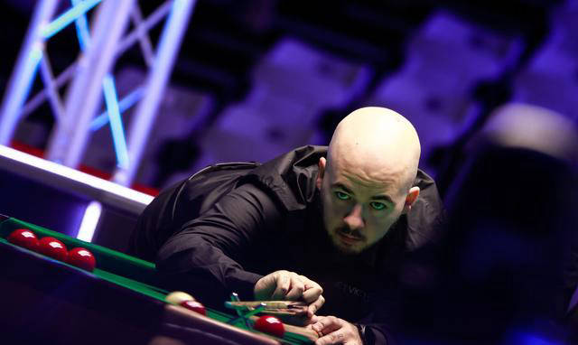 赛后接受采 赛后接受采